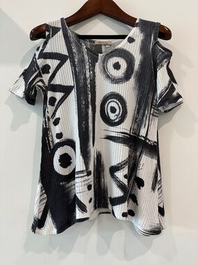 Abstract Black & White Cold-Shoulder Ribbed Tee - Women's